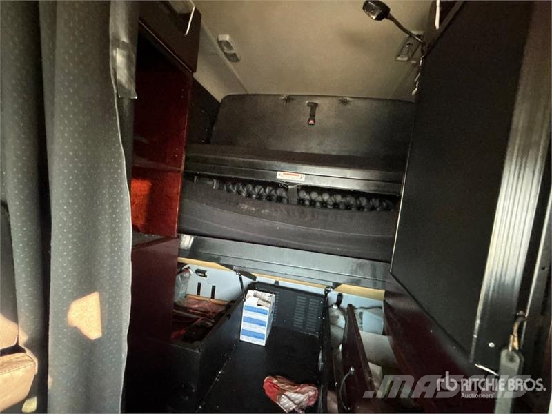 Western Star 5700 XE 6x4 T/A Sleeper Truck Tractor 牵引车