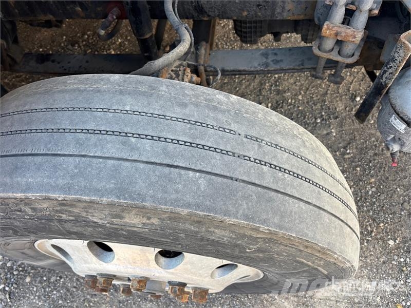 Western Star 5700 XE 6x4 T/A Sleeper Truck Tractor 牵引车