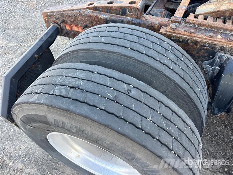 Western Star 5700 XE 6x4 T/A Sleeper Truck Tractor 牵引车