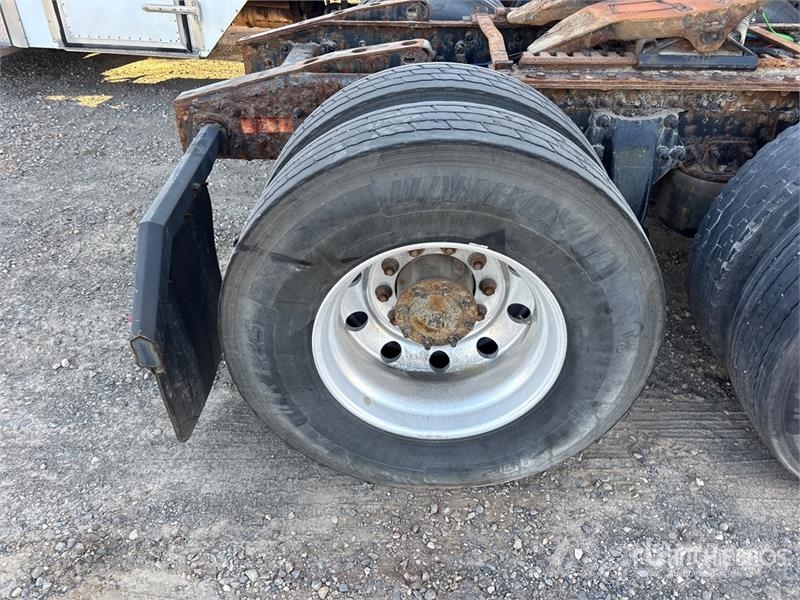 Western Star 5700 XE 6x4 T/A Sleeper Truck Tractor 牵引车