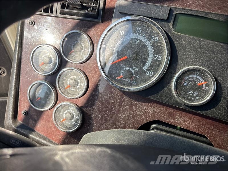 Western Star 5700 XE 6x4 T/A Sleeper Truck Tractor 牵引车