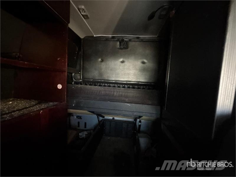 Western Star 5700 XE 6x4 T/A Sleeper Truck Tractor 牵引车