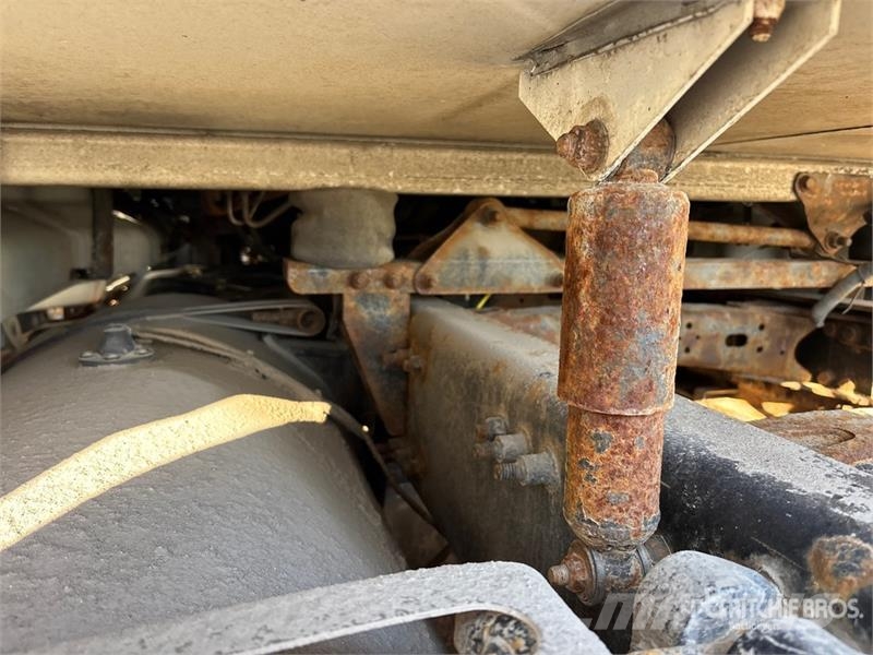 Western Star 5700 XE 6x4 T/A Sleeper Truck Tractor 牵引车