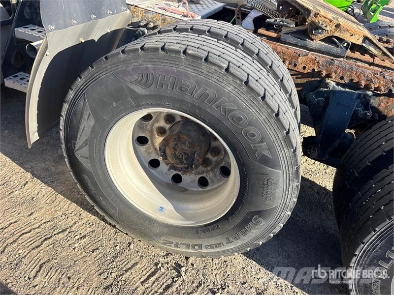 Western Star 5700 XE 6x4 T/A Sleeper Truck Tractor 牵引车