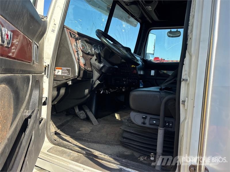 Western Star 5700 XE 6x4 T/A Sleeper Truck Tractor 牵引车