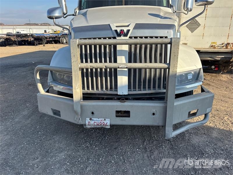 Western Star 5700 XE 6x4 T/A Sleeper Truck Tractor 牵引车