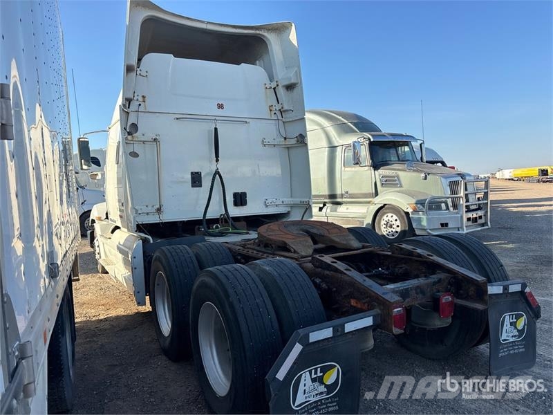 Western Star 5700 XE 6x4 T/A Sleeper Truck Tractor 牵引车