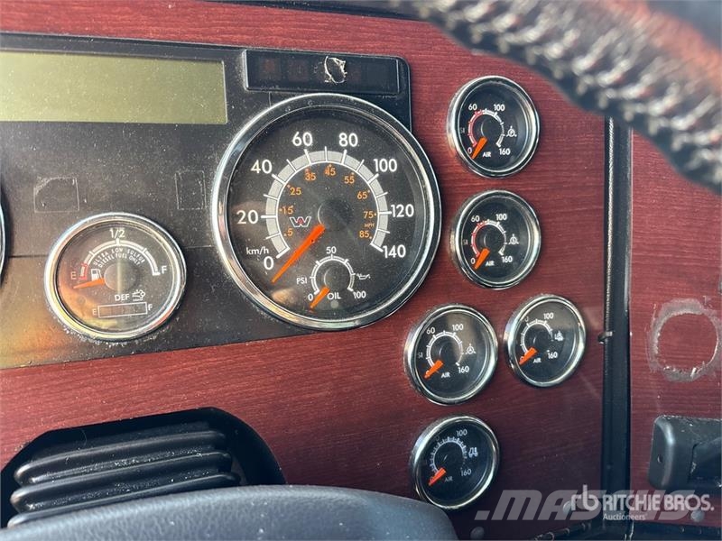 Western Star 5700 XE 6x4 T/A Sleeper Truck Tractor 牵引车