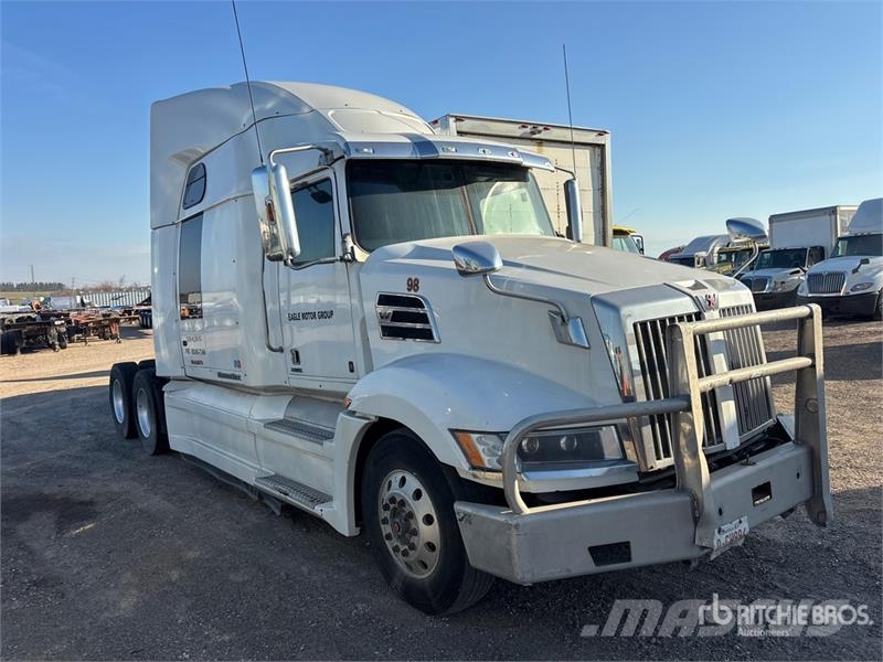 Western Star 5700 XE 6x4 T/A Sleeper Truck Tractor 牵引车
