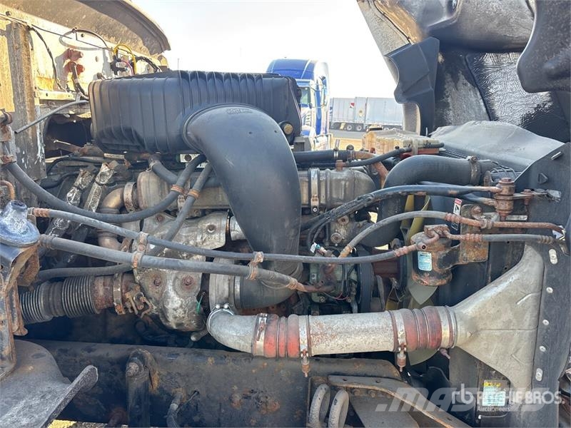 Western Star 5700 XE 6x4 T/A Sleeper Truck Tractor 牵引车