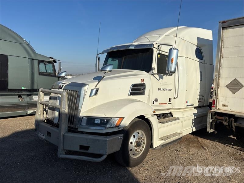 Western Star 5700 XE 6x4 T/A Sleeper Truck Tractor 牵引车