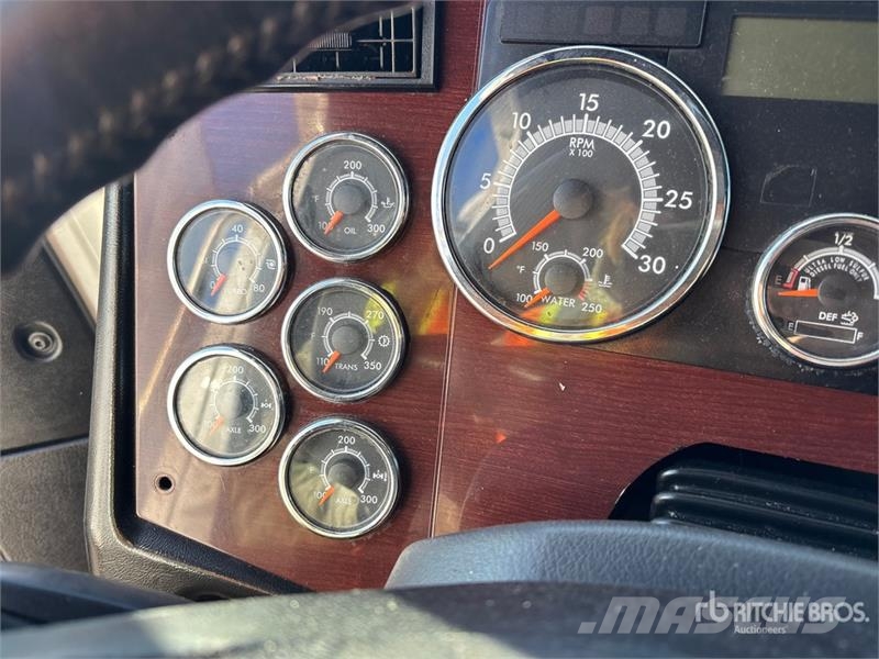 Western Star 5700 XE 6x4 T/A Sleeper Truck Tractor 牵引车