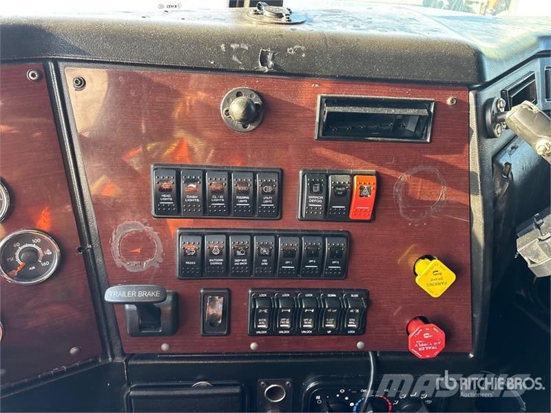 Western Star 5700 XE 6x4 T/A Sleeper Truck Tractor 牵引车