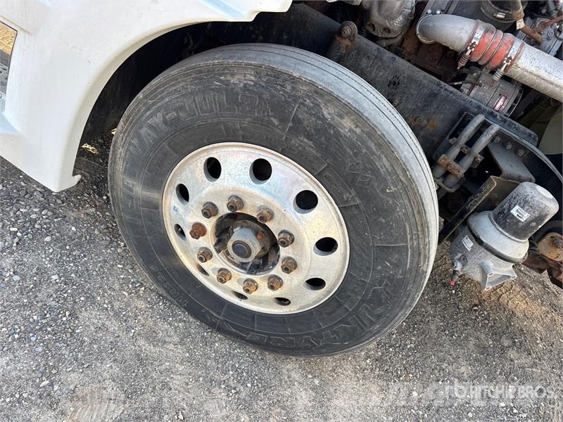 Western Star 5700 XE 6x4 T/A Sleeper Truck Tractor 牵引车