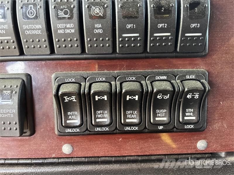 Western Star 5700 XE 6x4 T/A Sleeper Truck Tractor 牵引车