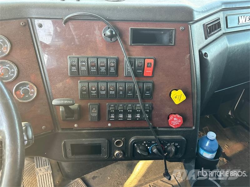 Western Star 5700 XE 6x4 T/A Sleeper Truck Tractor 牵引车