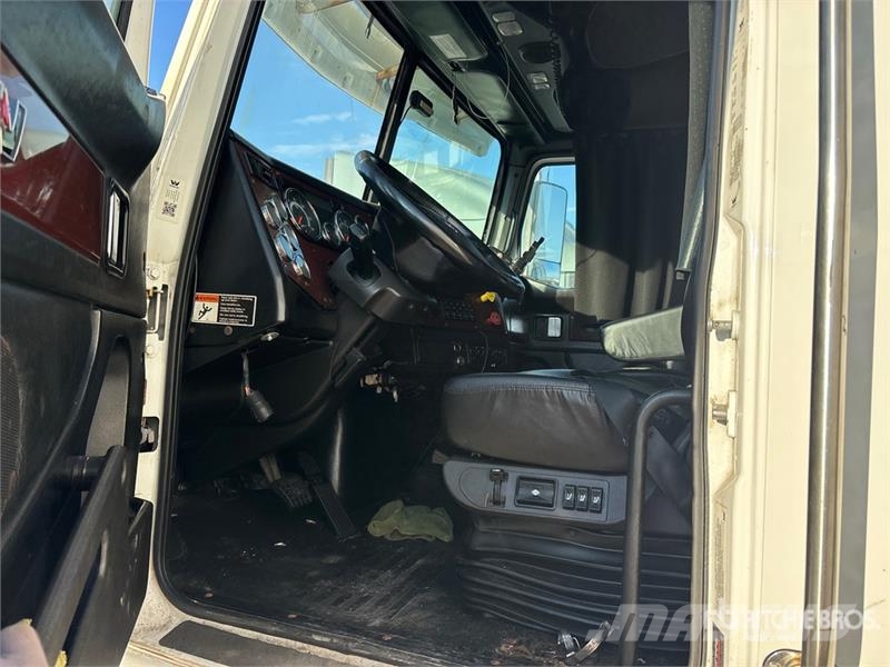 Western Star 5700 XE 6x4 T/A Sleeper Truck Tractor 牵引车