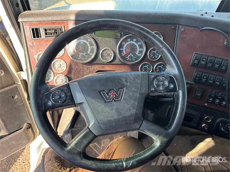 Western Star 5700 XE 6x4 T/A Sleeper Truck Tractor 牵引车
