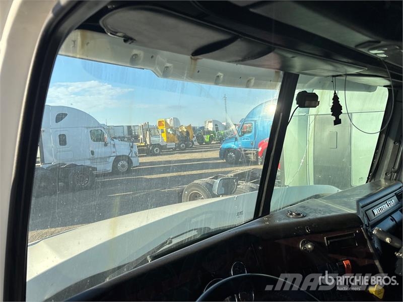 Western Star 5700 XE 6x4 T/A Sleeper Truck Tractor 牵引车