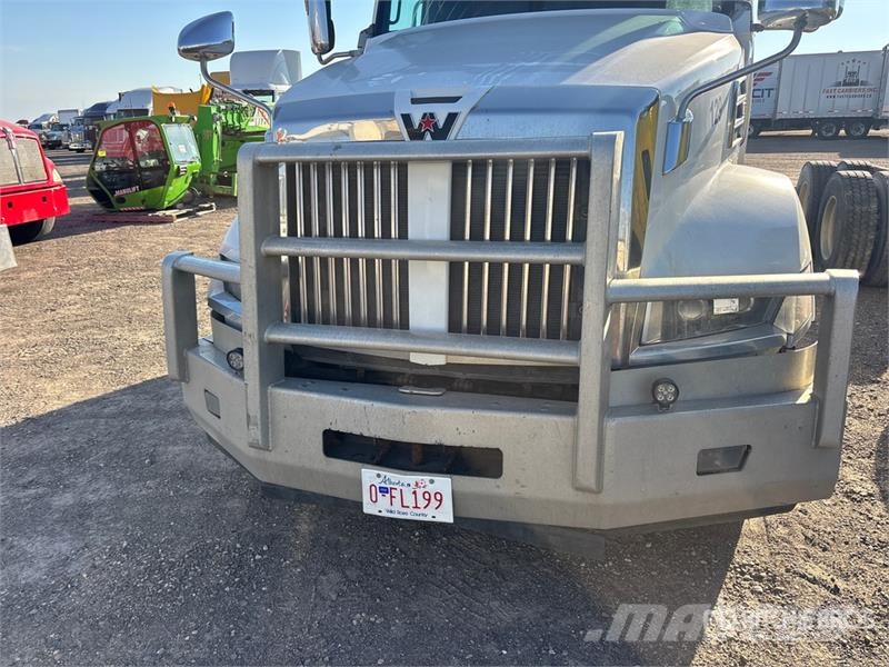 Western Star 5700 XE 6x4 T/A Sleeper Truck Tractor 牵引车
