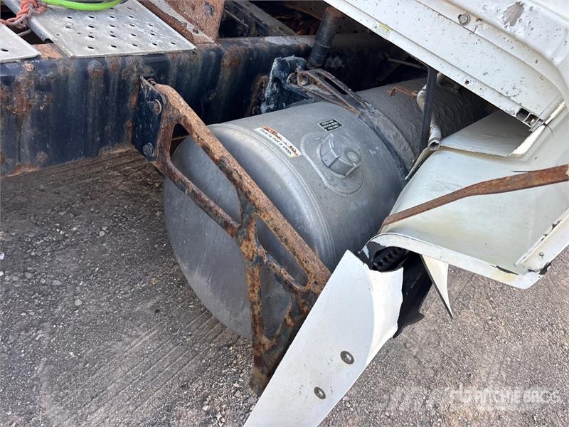 Western Star 5700 XE 6x4 T/A Sleeper Truck Tractor 牵引车