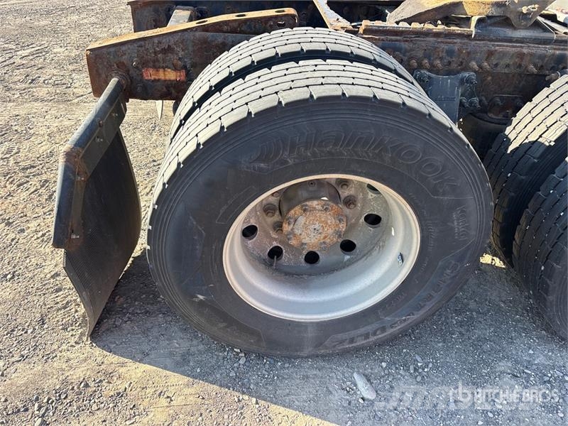 Western Star 5700 XE 6x4 T/A Sleeper Truck Tractor 牵引车