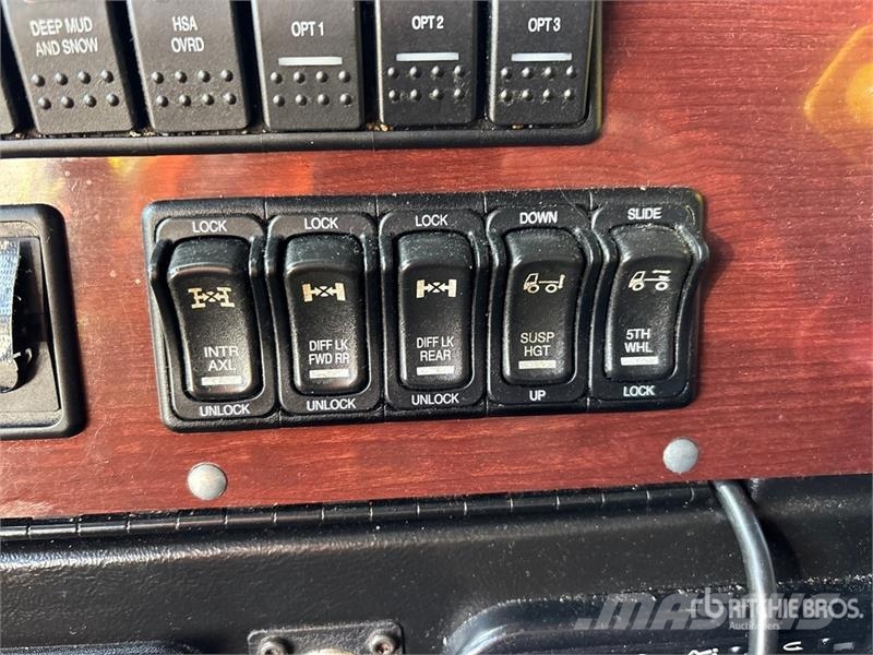 Western Star 5700 XE 6x4 T/A Sleeper Truck Tractor 牵引车