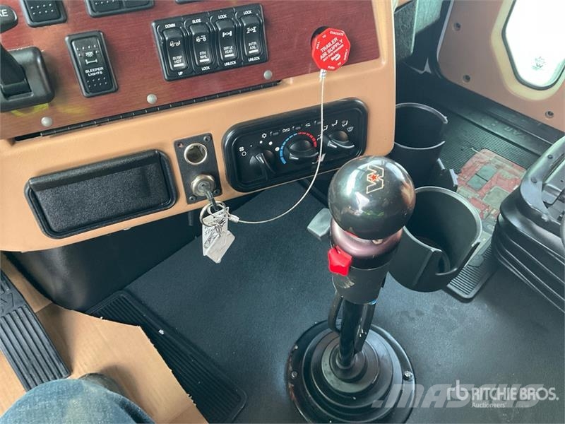 Western Star 5700XE 6x4 T/A Sleeper Truck Tractor Traktorske jedinice