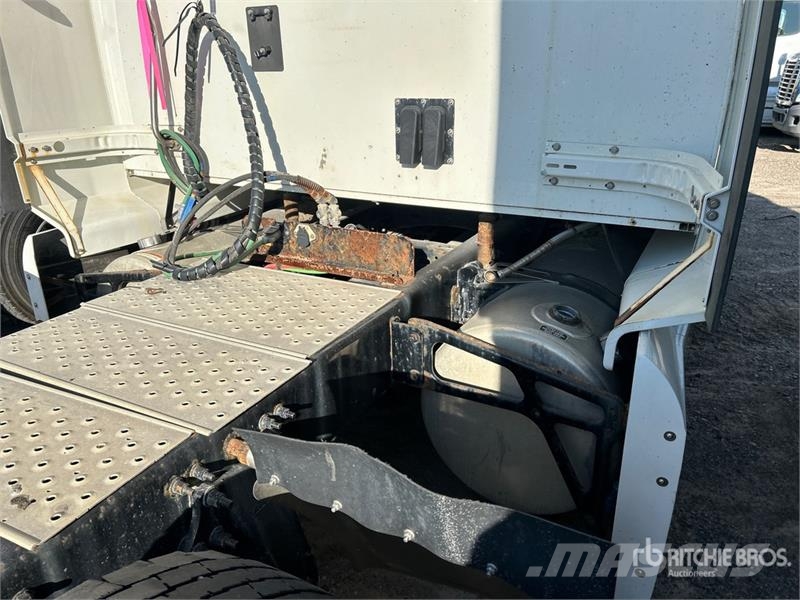 Western Star 5700XE SLP 6x4 T/A Sleeper Truck Tractor (Inoperab Trekkers