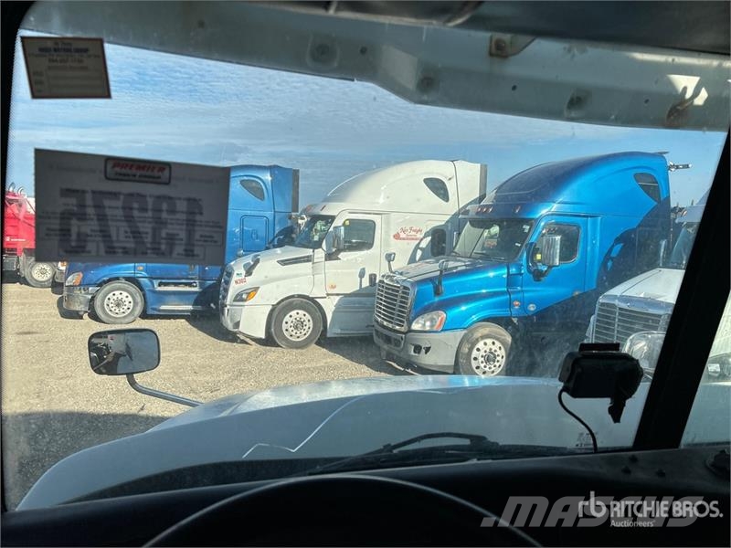 Western Star 5700XE SLP 6x4 T/A Sleeper Truck Tractor (Inoperab Trekkers