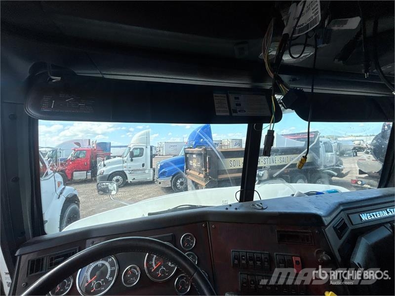 Western Star 5700XE SLP 6x4 T/A Sleeper Truck Tractor (Inoperab Trekkers