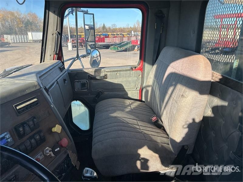 Western Star Hiab 210K-3 1880 kg Knuckle Boom on Western Star Autogru