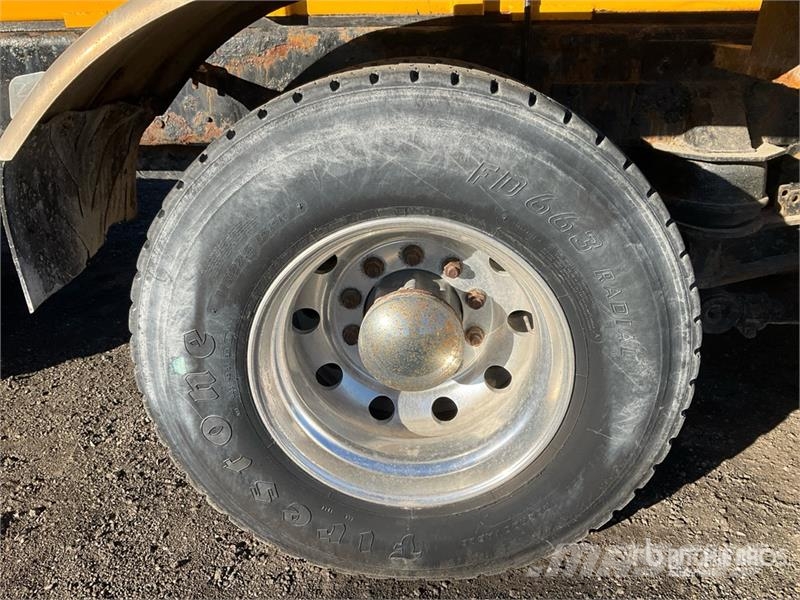 Western Star MC-21 on  Western Star 4900 8x4 Stone Spreader Tru Beton-maszyny do przerobu kamienia