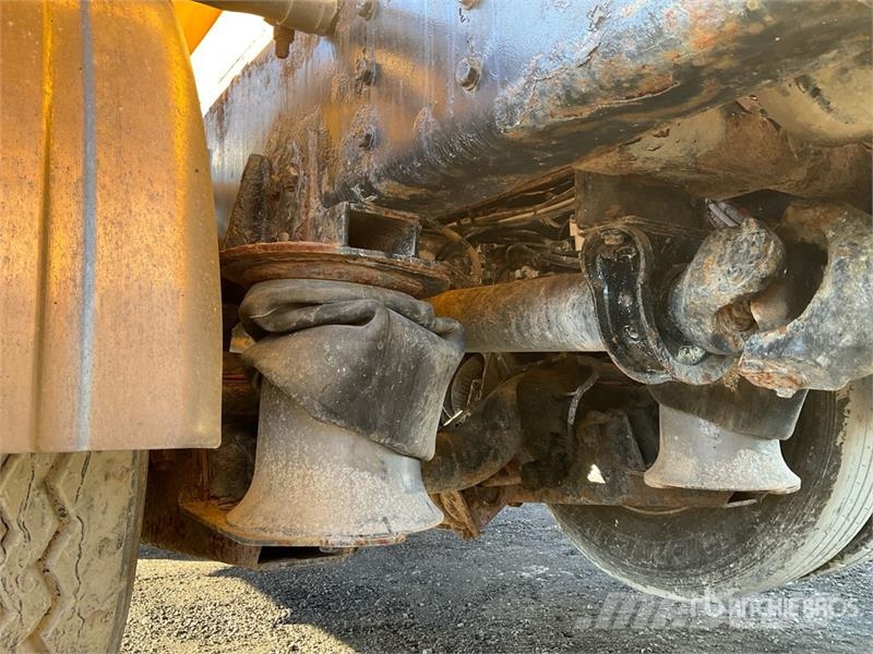 Western Star MC-21 on  Western Star 4900 8x4 Stone Spreader Tru Beton-maszyny do przerobu kamienia