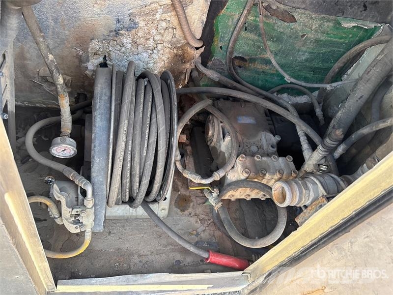 Western Star on Western Star 4800 10x6 Twin-Steer Vacuum Excav Slamsugere