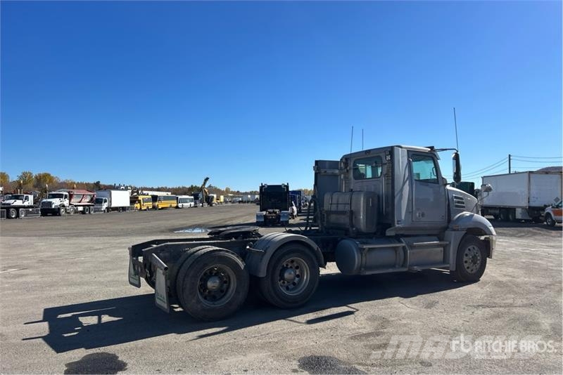 Western Star W5700XE 6x4 T/A Day Cab Truck Tractor وحدات الجر