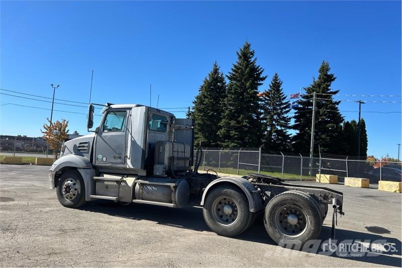 Western Star W5700XE 6x4 T/A Day Cab Truck Tractor وحدات الجر