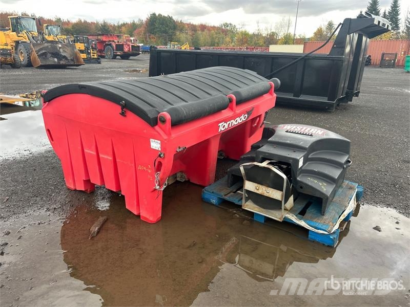 Western Tornado Salt Spreader - Fits Pickup Posipači soli i pijeska