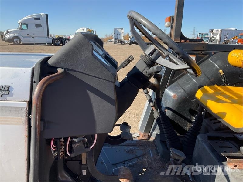 White 6085 2WD Tractor الجرارات