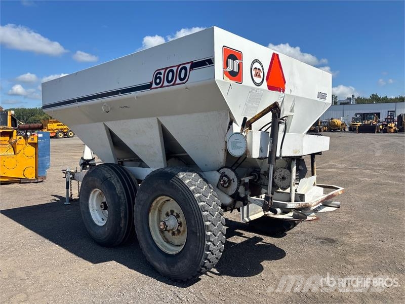 WILLMAR 600 Tow-Behind Fertilizer Cart Esparcidoras de minerales