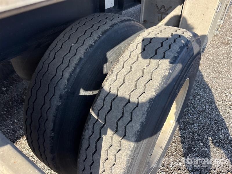 Wilson Roadbrute 53 ft T/A Spread Axle Flatbed Trailer Rimorchi con sponde ribaltabili