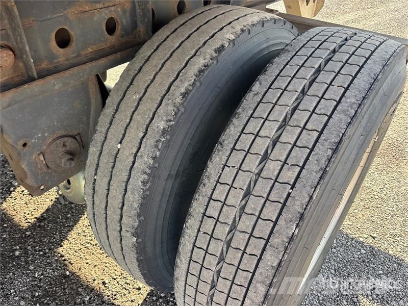 Wilson Roadbrute 53 ft T/A Spread Axle Flatbed Trailer Rimorchi con sponde ribaltabili