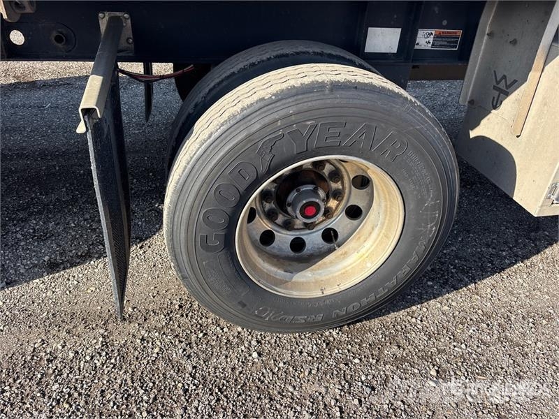 Wilson Roadbrute 53 ft T/A Spread Axle Flatbed Trailer Rimorchi con sponde ribaltabili