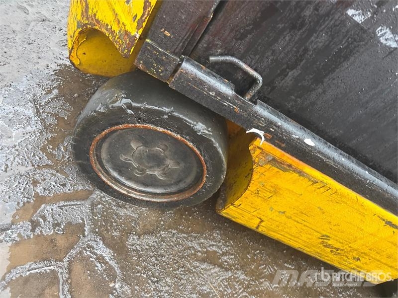 Yale ERC045VGN36TE088 4200 lb Electric Forklift Akumulátorové vozíky