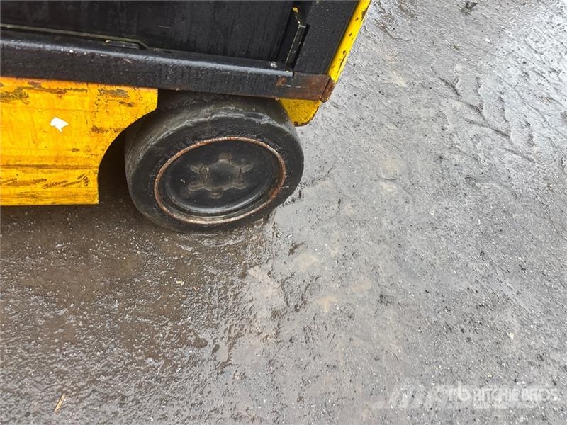 Yale ERC045VGN36TE088 4200 lb Electric Forklift Akumulátorové vozíky