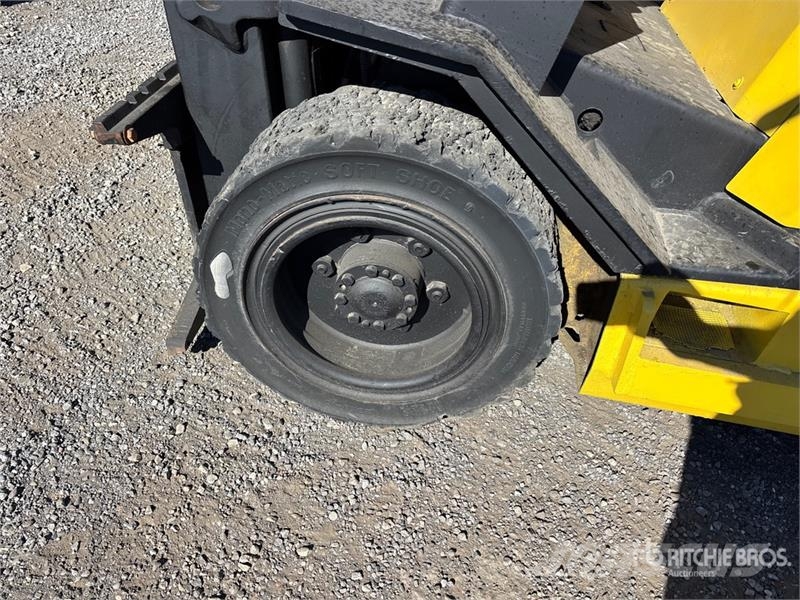Yale GLP060TFNUAV081 6000 lb Pneumatic Tire Forklift Інше