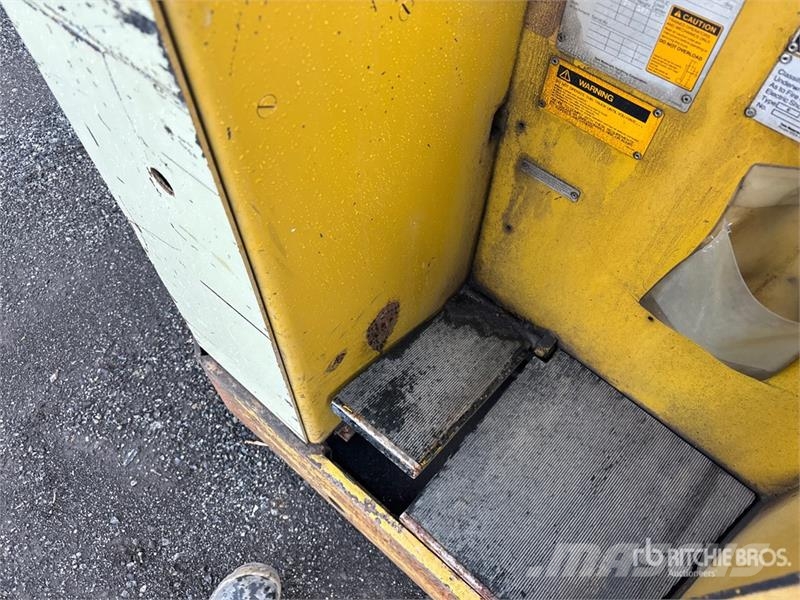 Yale NE030 3000 lb Order Picker 미디엄 리프트 오더 피커