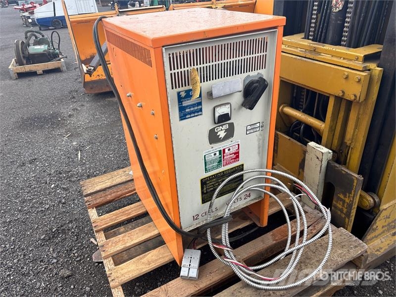 Yale NE030 3000 lb Order Picker 미디엄 리프트 오더 피커