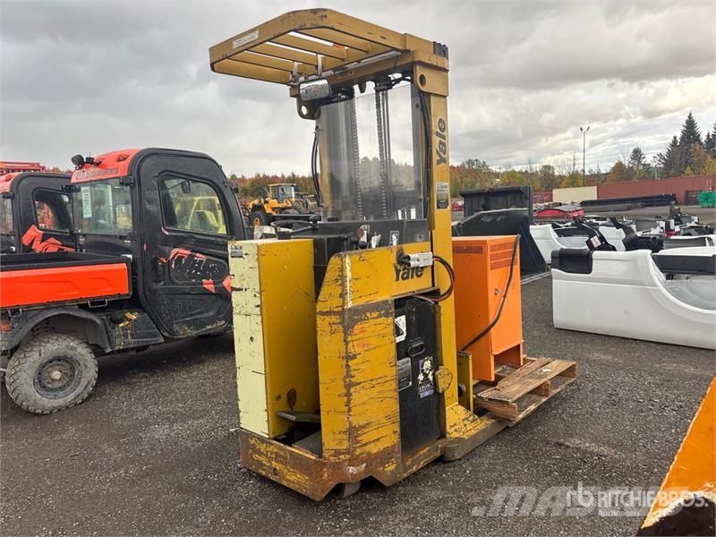 Yale NE030 3000 lb Order Picker 미디엄 리프트 오더 피커