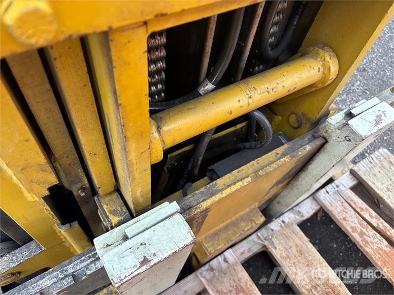 Yale NE030 3000 lb Order Picker 미디엄 리프트 오더 피커